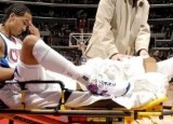 利文斯顿断腿视频全过程，左腿弯折成90度(NBA史上最恐怖事故)